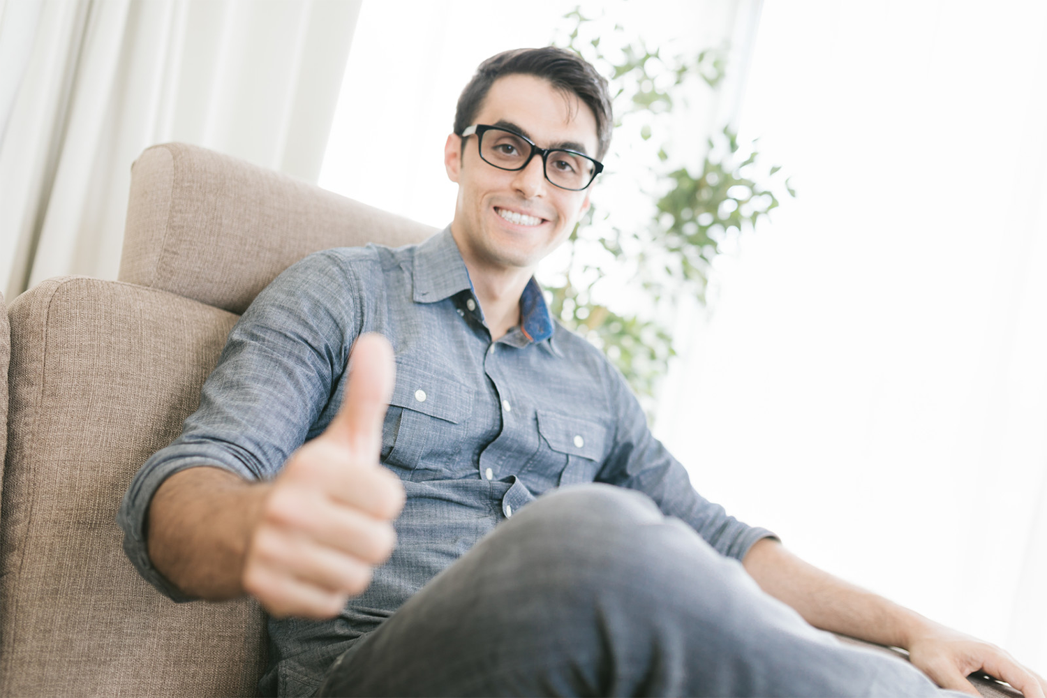 ホームページ制作を簡単なものだと思っている男性